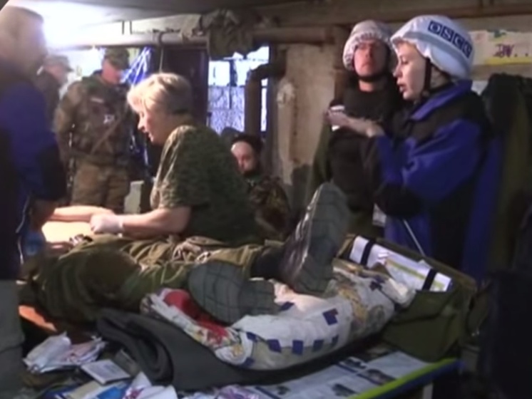 В Песках сотрудники ОБСЕ и журналисты Reuters застали обстрел, в результате которого ранили семерых солдат. Видео