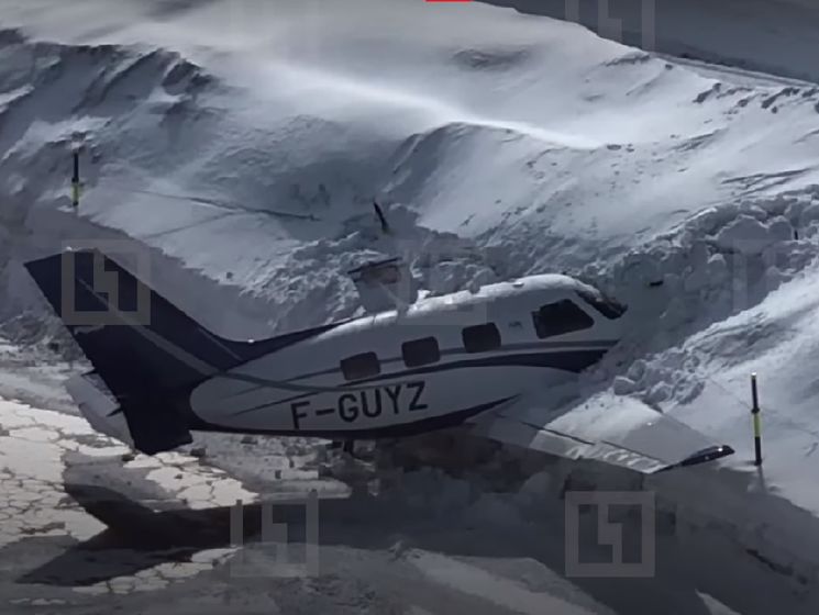 В Куршевеле самолет с пассажирами врезался в снежный сугроб. Видео
