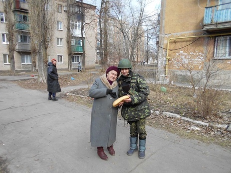 Украинские военные привезли гуманитарную помощь жителям Авдеевки, которые страдают от обстрелов боевиков. Фоторепортаж