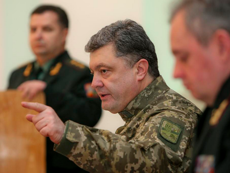Порошенко: Взаимодействие Минобороны с волонтерами – образец для других министерств