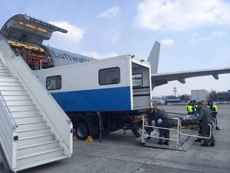 Штаб АТО: В Германию отправились на лечение 17 украинских тяжело раненных военных