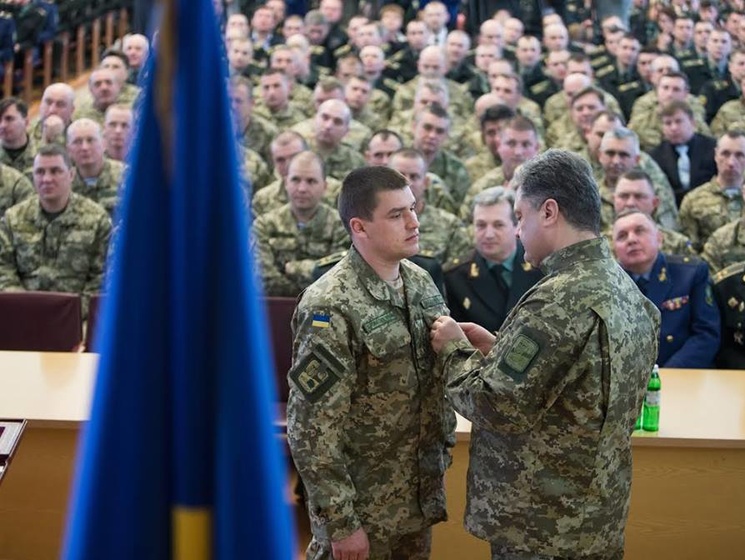 Порошенко: Более 60 офицеров ВСУ получили повышения благодаря проявленным в боях качествам