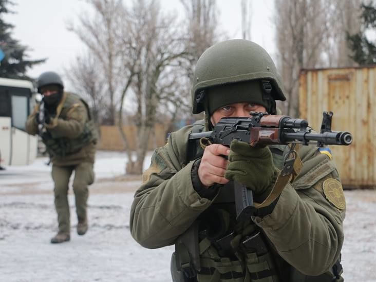 За прошедшие сутки на Донбассе боевики девять раз нарушили перемирие, один украинский военный погиб, двое ранены
