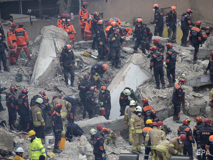 Из-под завалов рухнувшего в Стамбуле дома достали тела 17 погибших