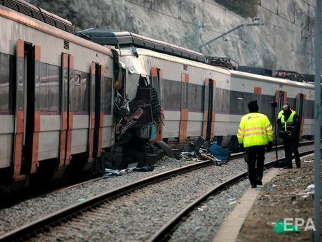 В Испании в результате столкновения двух поездов погиб машинист. Фоторепортаж