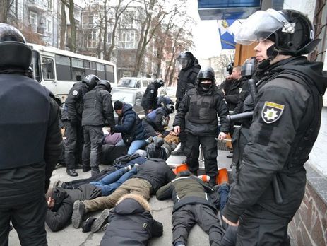 Под Подольским райотделом полиции Киева произошла потасовка между активистами C14 и правоохранителями, задержано около 40 человек. Видео