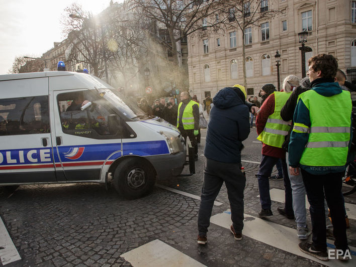 Во Франции на протестах "желтых жилетов" мужчине оторвало руку гранатой