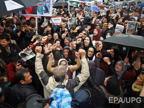 Жители Кабула вышли на протест, требуя расследования самосуда над женщиной, обвиненной в сожжении Корана