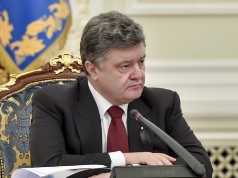 Порошенко сегодня лично встретит самолет с первой партией военных автомобилей из США