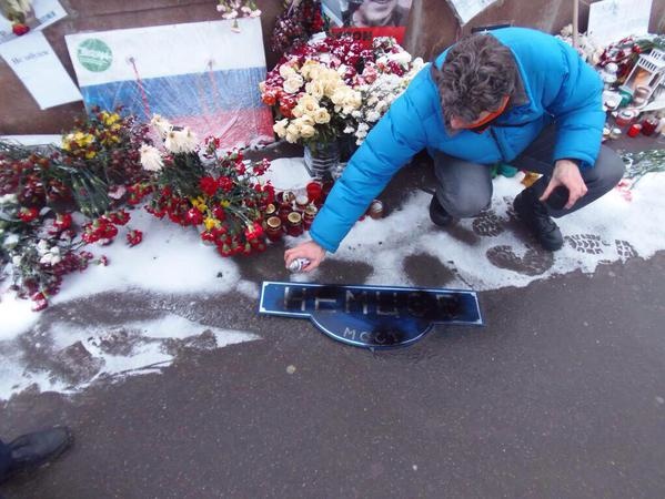 В Москве разрушили импровизированный мемориал на месте убийства Немцова