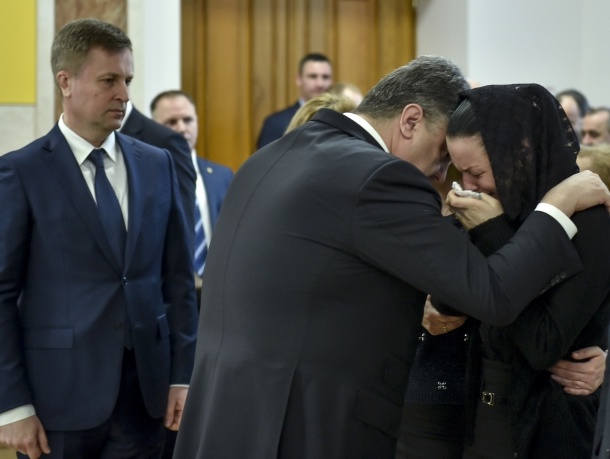 Порошенко посмертно наградил погибшего в Волновахе офицера СБУ орденом "За мужество"
