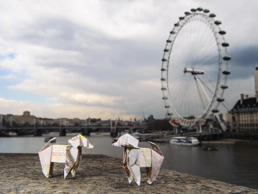 В Лондоне на улицах столицы разместили 500 собак-оригами из 10-фунтовых купюр
