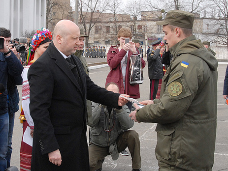 Турчинов принял участие во вручении дипломов выпускникам факультета Нацгвардии