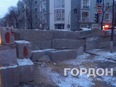 На углу Институтской и Шелковичной милиция соорудила бетонный блокпост