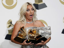 Леди Гага, Дуа Липа, Кейси Масгрейвс, Алиша Киз появились на премии 