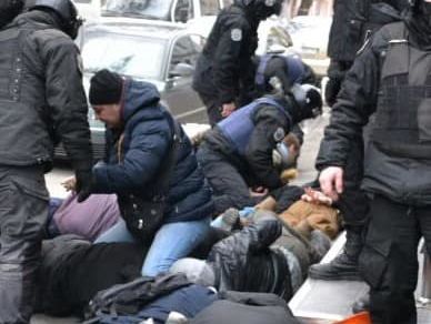 Держбюро розслідувань повідомило про підозру поліцейського, який бив ногами активіста, що лежав біля Подільського райвідділу