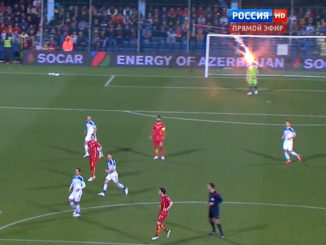 Во время отборочного матча Евро-2016 во вратаря сборной России попал файер. Видео
