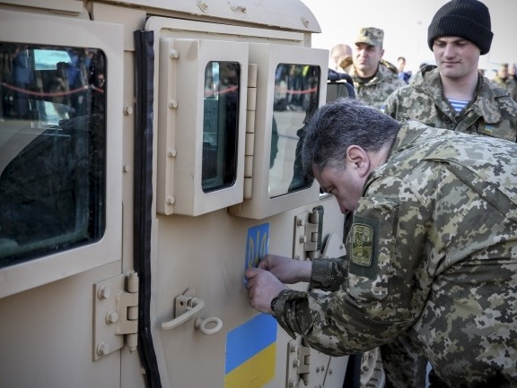 Порошенко: На американские автомобили Humvee установят высокоточное украинское оружие