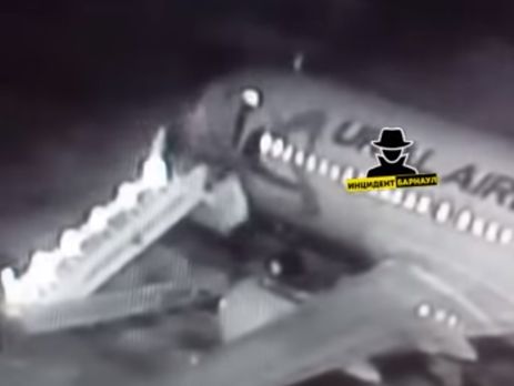 В аэропорту Барнаула с трапа самолета упали шесть пассажиров