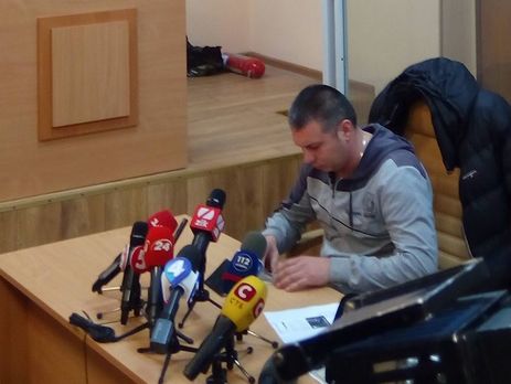 Суд отказался в закрытом режиме избирать меру пресечения для полицейского, избивавшего ногами активиста