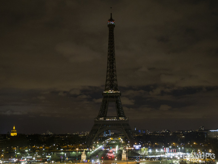 В Париже в "Час Земли" отключили подсветку Эйфелевой башни