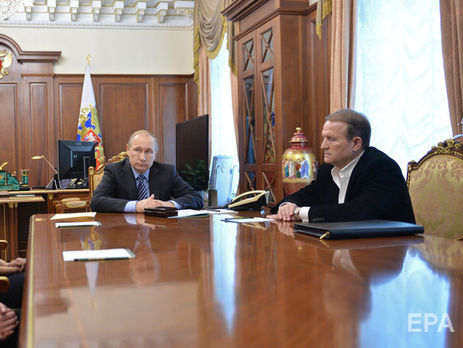 Медведчук (справа) является кумом Путина