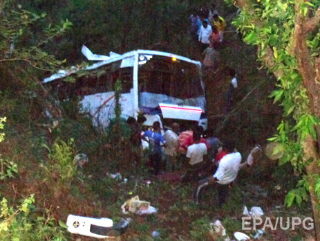 В Индии при падении автобуса в ущелье погибли 10 человек