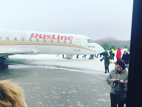 В аэропорту российского Воронежа самолет застрял в сугробе
