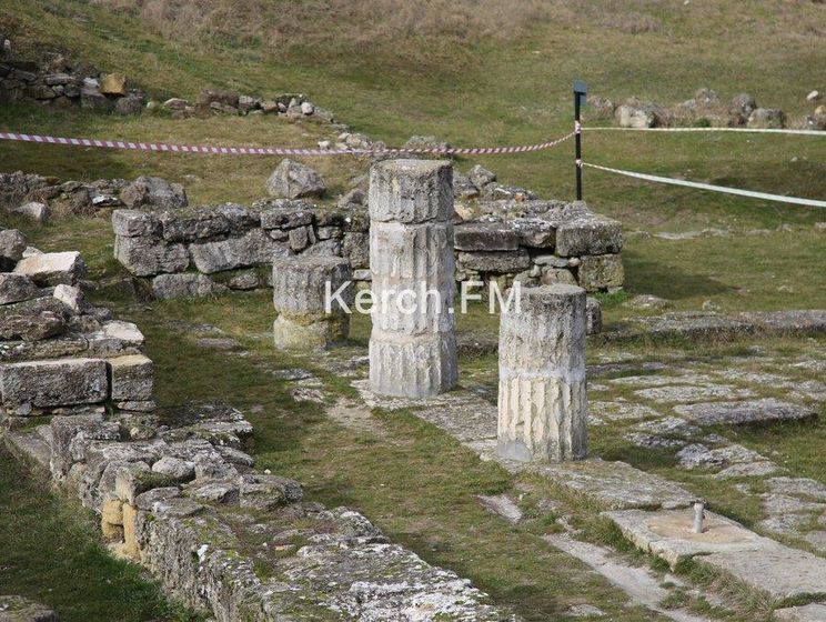 В оккупированной Керчи рухнули колонны античного города