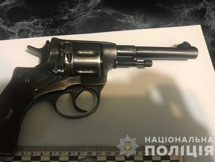 У Київській області стрілець воєнізованої охорони відкрив вогонь із табельної зброї по нетверезих чоловіках, трьох поранено – поліція