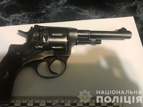 В Киевской области стрелок военизированной охраны открыл огонь из табельного оружия по нетрезвым мужчинам, трое ранены – полиция