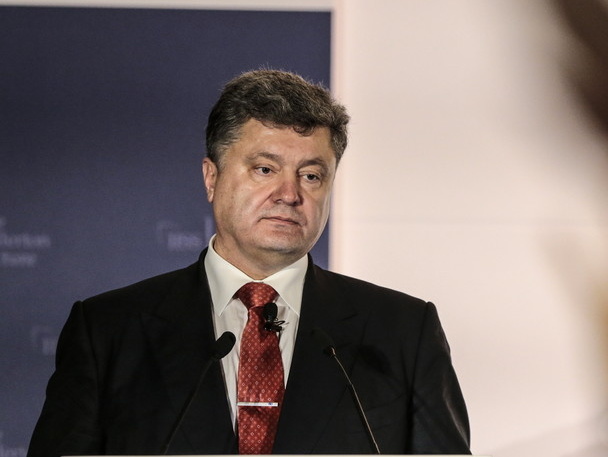 Порошенко: С момента подписания Минских договоренностей освобождены 140 заложников