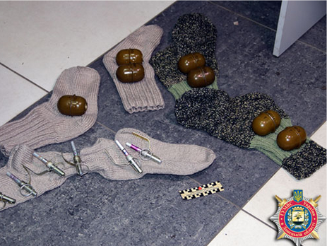 МВД: В Мариуполе курьерской доставкой пытались отправить гранаты и оружие. Фоторепортаж