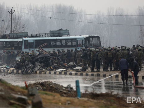 Машина, заполненная взрывчаткой, протаранила автобус, перевозивший военных