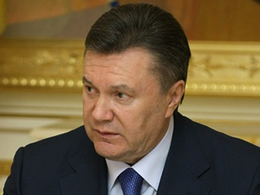 Янукович подписал указ об отставке Азарова и Кабмина