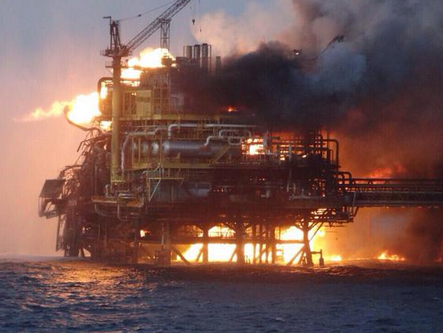На нефтяной платформе в Мексике возник пожар. Погибли четыре человека