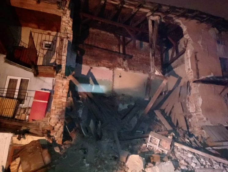 У Львові обвалилася частина триповерхового житлового будинку, постраждалих немає