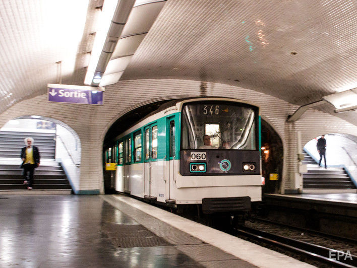 В метро Парижа неизвестные облили мужчину кислотой