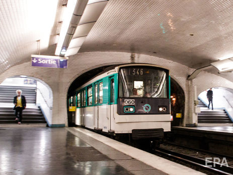 В метро Парижа неизвестные облили мужчину кислотой