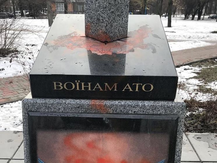 Полиция открыла производство по факту осквернения памятника воинам АТО в Киеве