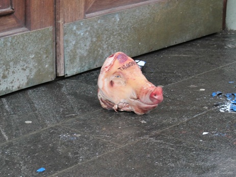 К Московскому Художественному театру имени Чехова принесли свиную голову для Табакова