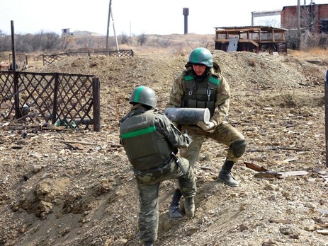 Украинские саперы зачищают населенный пункт недалеко от Артемовска, в котором взорвался склад боеприпасов. Фоторепортаж