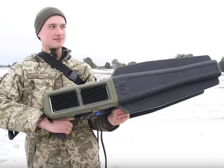 "Блокує всі типи дронів". Українські військові продемонстрували апарат для протидії ворожим БПЛА. Відео