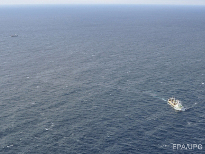 В Охотском море возобновлены поиски моряков с затонувшего траулера