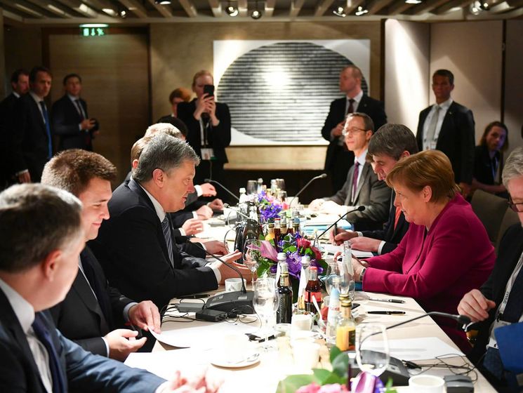 Порошенко і Меркель обговорили протидію російській агресії і нові санкції проти РФ