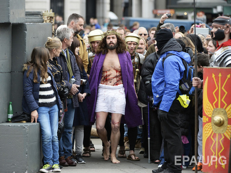 В Лондоне воссоздали сцену распятия Иисуса Христа. Фоторепортаж
