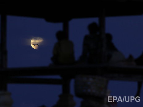 4 апреля прошло самое короткое лунное затмение XXI века. Фоторепортаж