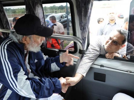 Кубинская Granma опубликовала несколько однотипных снимков Кастро, общающегося с людьми через окно микроавтобуса