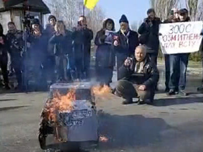 Владельцы автомобилей на еврономерах провели акцию протеста у дома Порошенко