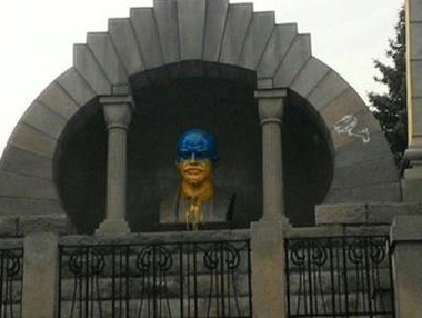 В российском Челябинске памятник Ленину раскрасили в цвета украинского флага